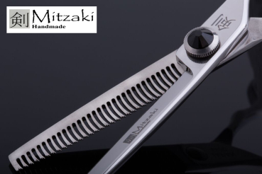 5.5 ZOLL oder 6,0 ZOLL, Effilier/Modellierschere Mitzaki-europeBLACK , 32/40 Prismen auf der Kammseite, Scherenklingen aus 440C Japanstahl, schwarzer Schmuckstein als Schraubenkopf, incl. Etui & Zubehör
